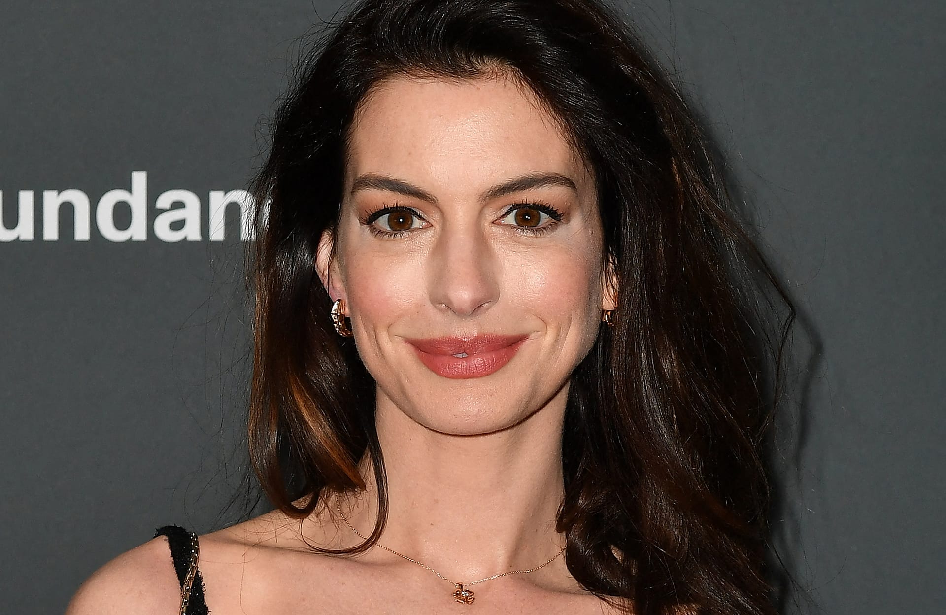 【看YouTube影片学英文】Anne Hathaway on “The Tonight Show”-安妮·海瑟薇作客《今夜秀》